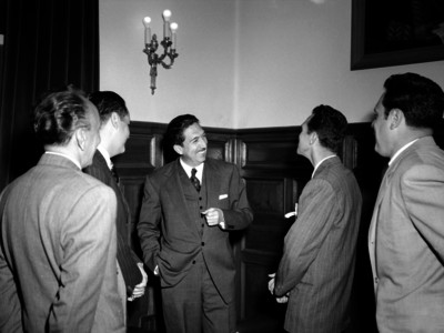 Miguel Alemán Valdés conversando con Rafael Lebrija, José Pagés Llergo, Arrache y Del Villar en su oficina presidencial
