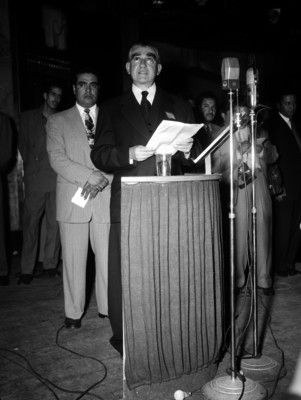 Probable intelectual haciendo uso de la palabra durante una ceremonia en el palacio de Bellas Artes