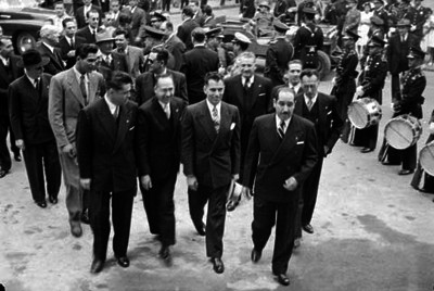 Funcionarios públicos llegando a la Cámara de Diputados, para la rendición del 1er Informe de Gobierno de Miguel Alemán