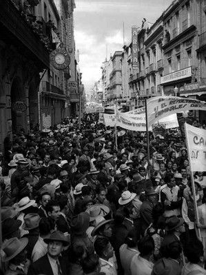 Trabajadores durante desfile en favor de Miguel Alemán Valdéz