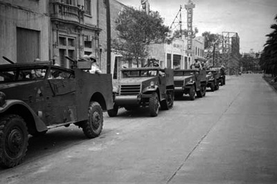 Fila de jeeps militares, en las calles resguardando el orden público, durante las votaciones de 1946