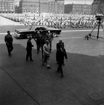 Adolfo López MAteos y militares del estado mayor presidencial arriban al zócalo