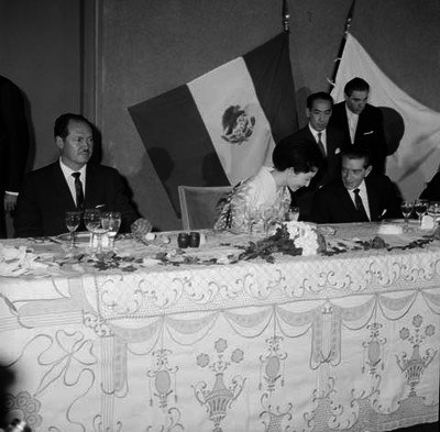 López Mateos y Michiko conversando en el banquete ofrecido en el Ma. Isabel