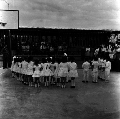 Escolares durante una ceremonia en la escuela de un internado rural