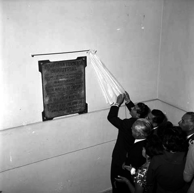 Adolfo López Mateos durante la develación de una placa