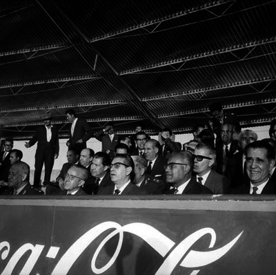 Adolfo López Mateos con funcionarios al pie de un monumento durante una ceremonia