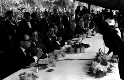 Funcionario pronunciando unas palabras en el banquete de cumpleaños ofrecido en honor a Adolfo López Mateos