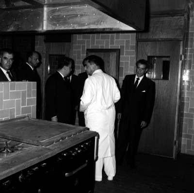 Adolfo López Mateos y varios funcionarios públicos en la cocina de la clínica del Seguro Social