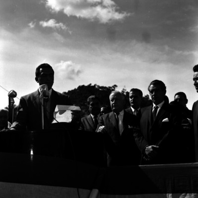 Adolfo López Mateos ante el discurso pronunciado or un hombre, durante una inauguración