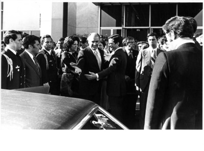 José López Portillo sonríe y extiende la mano junto al sonriente Adolfo Suárez en la entrada del aeropuerto