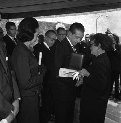 Adolfo López Mateos, su esposa y funcionarios durante la ceremonia del Centro Pedagogico Infantil