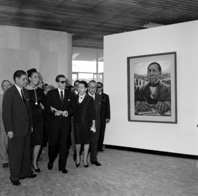 Adolfo López Mateos acompañado de varias personas recorriendo las instalaciones del museo de Arte Moderno