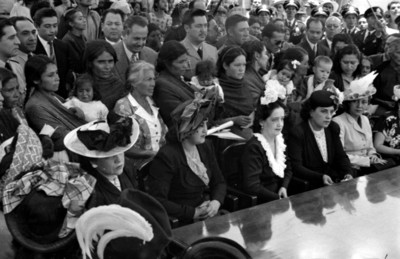 Beatriz Velasco de Alemán en la cereminia donde hizo entrega simbolica de titulos de propiedad