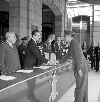 Adolfo López Mateos saludando a un cadete durante la inauguración de los cursos del Colegio Militar