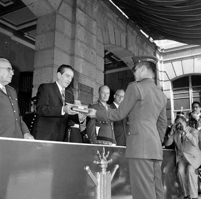 Adolfo López Mateos entregando un premio a un cadete durante la inauguración de cursos del Colegio Militar