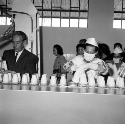 Eva Sámano de López Mateos durante su visita a la planta productora de desayunos de I.P.I.Q.
