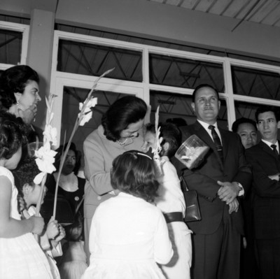 Eva Sámano de López Mateos durante su visita al I.P.I.Q.