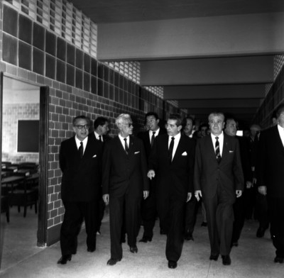 Adolfo López Mateos, Antonio M. Quirasco, Jaime Torres Bodet y demás funcionarios, recorriendo un centro escolar