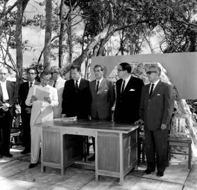 Adolfo López Mateos ante las palabras de un hombre, durante una ceremonia de entrega de títulos de propiedad, en Popolna