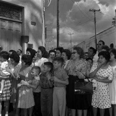 Adolfo López Mateos en su gira por las calles de Mérida