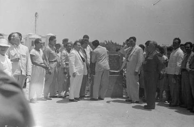 Miguel Alemán Váldes, José González Beytia y funcionarios durante la develación de la placa inauguralde la avenida Nachi Cocoh en Mérida Yucatán