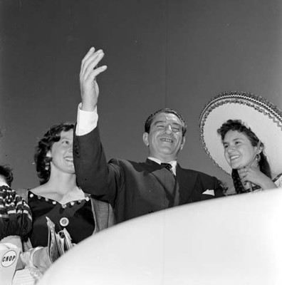 Adolfo López Mateos saludando a la población de Cd. Valles durante su gira electoral