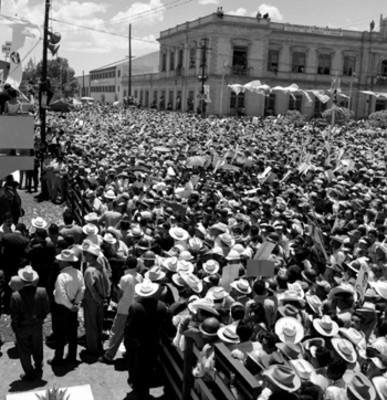 Mitín de apoyo a la candidatura de Adolfo López Mateos en plaza de ciudad de Chihuahua