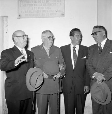 Adolfo López Mateos en la casa donde nació Madero, con sus hermanos