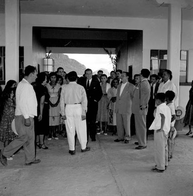 Adolfo López Mateos ingresa a escuela durante su campaña