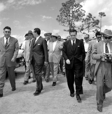 Adolfo López Mateos entre partidarios durante recorrido de campaña en un poblado