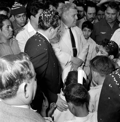 Adolfo López Mateos saludando a partidarios en un mitin, durante su campaña en Jiquílpan