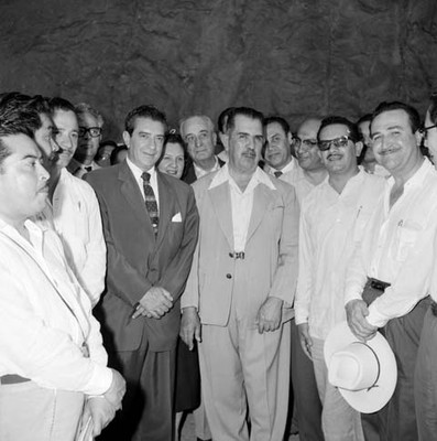 Adolf López Mateos acompañado de Lázaro Cárdenas y políticos, durante su visita en campaña a la presa Zicuirán