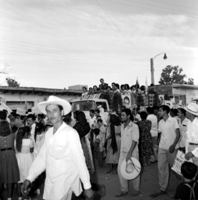 Adolfo López Mateos recorriendo las calles de Apatzingan durante su gira electoral