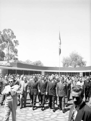 Miguel Alemán Valdés, Ramón Beteta y funcionarios públicos recorriendo los patios del Consevatorio Nacional