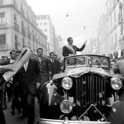 Adolfo López Mateos recorriendo la Cd. de México, después de la toma de poseción presidencial en Bellas Artes