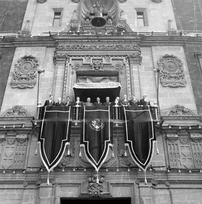 Adolfo López Mateos con funcionarios en el palco principal de Palacio Nacional, después de la toma de poseción presidencial