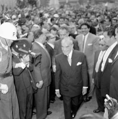 Adolfo Ruiz Cortines al llegar a Bellas Artes para la sucesión presidencial, con López Mateos