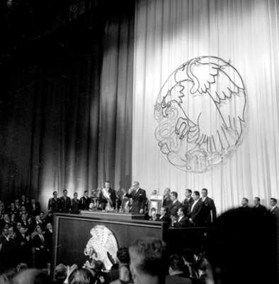 Adolfo Ruiz Cortines entregando el poder a Adolfo López Mateos en el Palacio de Bellas Artes