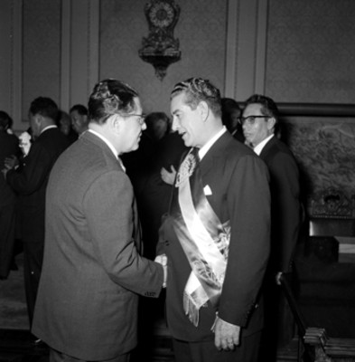 Adolfo López Mateos saludando a un diputádo, en el Palacio Nacional