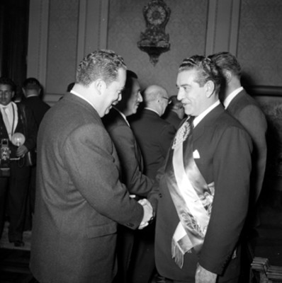 Adolfo López Mateos saludando a un diputado, en el Palacio Nacional