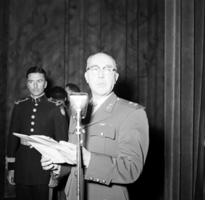 Coronel de la Escuela Médico Militar pronunciando un discurso con motivo de fin de cursos