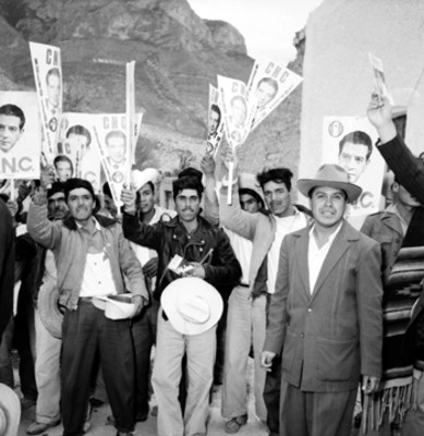 Campesinos apoyando a Adolfo López Mateos en su gira electoral por Galeana