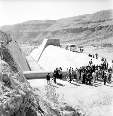 Adolfo López Mateos y funcionarios recorriendo el canal acueducto de una presa en construcción, durante su gira de trabajo en Durango, toma en picada