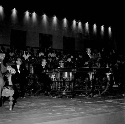 Adolfo López Mateos escuchando discurso pronunciando por Jesús Rodríguez Gaona, durante un homenaje a Miguel Hidalgo