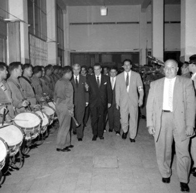 Adolfo López Mateos y Salomón González Blanco ingresan al salón de actos del Sindicato Mexicano de Electricistas