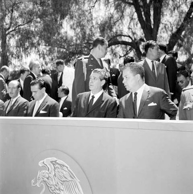 Adolfo López Mateos, Francisco Martínez de la Vega, Benito Coquet y miembros de su comitiva durante una ceremonia al aire libre