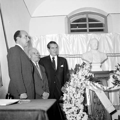 Adolfo López Mateos y funcionarios en homenaje a un monumento
