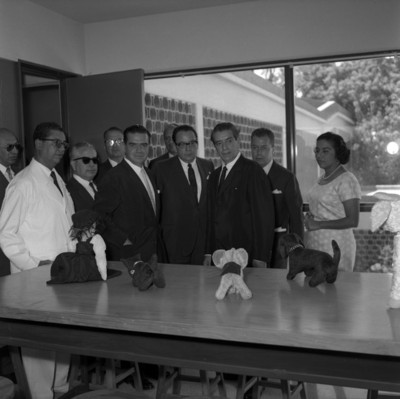 Adolfo López Mateos, Francisco Martínez de la Vega y funcionarios, visitando instalaciones de un hospital