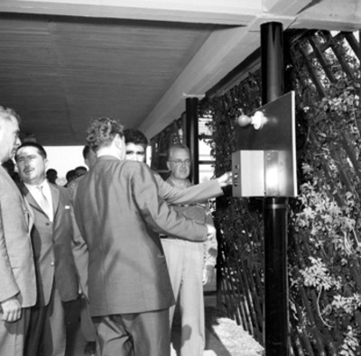 Adolfo López Mateos develando la placa del sistema de agua y alcantarillado, durante su inauguracipon, en su gira por Hermosillo