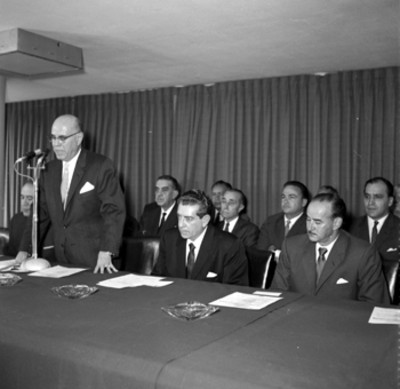 Adolfo López Mateos ante el discurso de un hombre, durante la inaguración de la Asamblea de Vitivinicultores